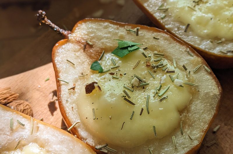 Baked pears with cheese